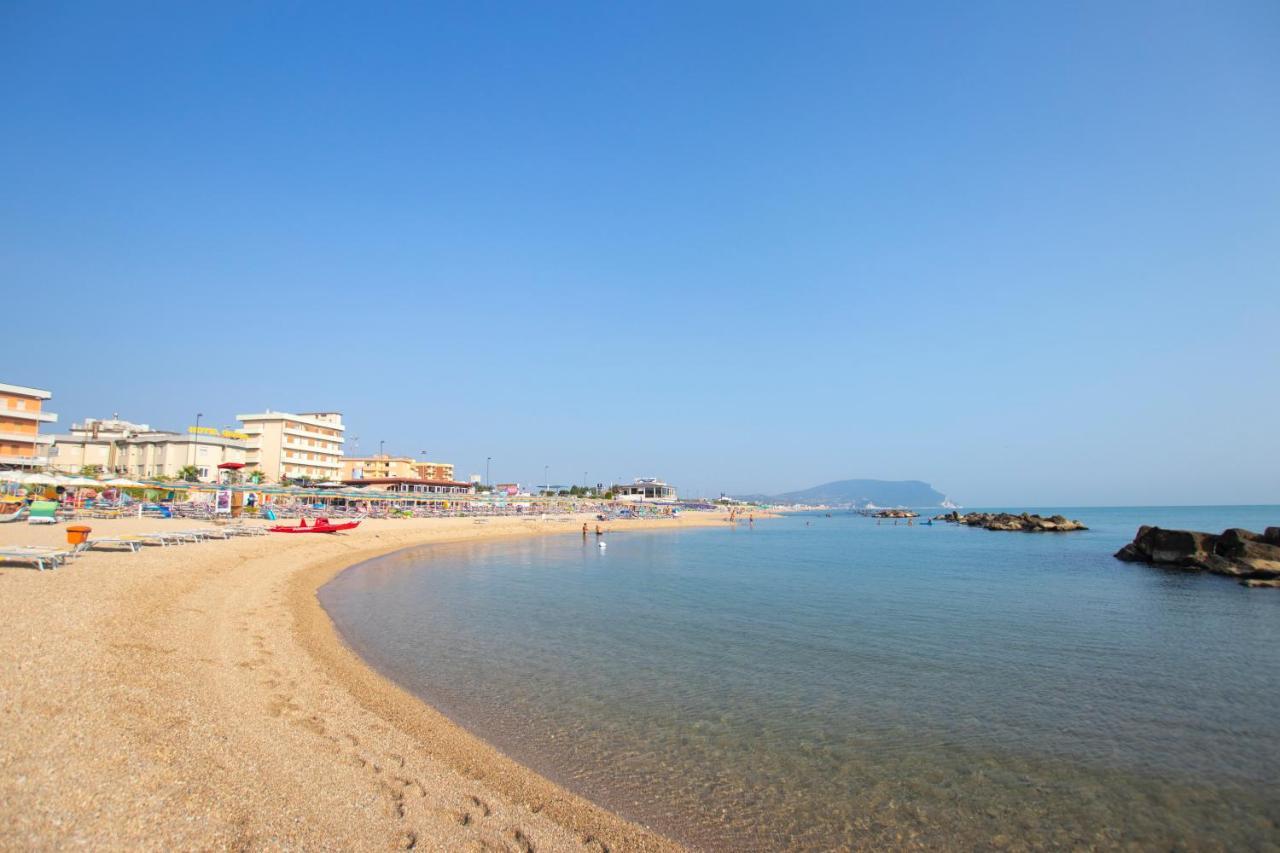 Hotel Giannino ปอร์โตเรกานาติ ภายนอก รูปภาพ